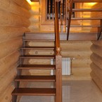 Две лестницы на косоурах с поворотом на 180 градусов, с промежуточными площадками и балюстрадой из массива дуба, п. Вартемяки