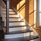 Лестница комбинированная с поворотом, с промежуточной площадкой и балюстрадой из массива ясеня и бука, п. Вартемяки