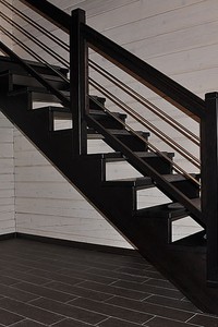 Лестница на косоурах с поворотом на 180 градусов и промежуточной площадкой, балюстрада, массив сосны - п. Черная речка
