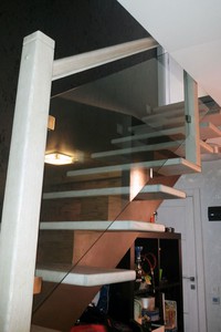 Лестница поворотная на 90 градусов с забежными ступенями и стеклянным ограждением, на металлическом каркасе, массив дуба - г. Санкт-Петербург, Морская набережная