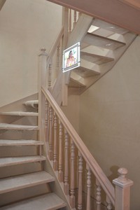 Лестница на тетивах с поворотом на 180 градусов, с забежными ступенями и балюстрадой из массива бука, г. Всеволожск