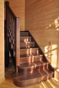 Лестница комбинированная с поворотом, с промежуточной площадкой и балюстрадой из массива сосны и бука, п. Вартемяки