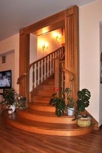Лестница на тетивах с поворотом на 180 градусов, с забежными ступенями и балюстрадой из массива дуба, г. Зеленогорск