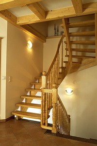 Лестница на косоурах поворотная на 180 градусов с забежными ступенями, балюстрада, массив лиственницы - п. Пеники