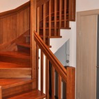 Лестница поворотная на 180 градусов с забежными ступенями, на металлическом каркасе, с деревянными балясинами, балюстрадой и зашивкой стены, массив бука - п.Вырица