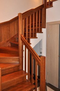 Лестница поворотная на 180 градусов с забежными ступенями, на металлическом каркасе, с деревянными балясинами, балюстрадой и зашивкой стены, массив бука - п.Вырица