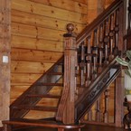  Лестница на тетивах с поворотом на 180 градусов, с резными элементами, промежуточными площадками и балюстрадой из массива дуба, г. Всеволожск