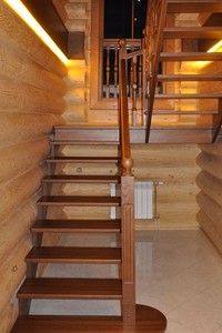 Две лестницы на косоурах с поворотом на 180 градусов, с промежуточными площадками и балюстрадой из массива дуба, п. Вартемяки