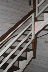 Лестница комбинированная с поворотом на 90 градусов и забежными ступенями, балюстрада, массив сосны - п. Черная речка