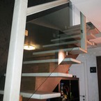 Лестница поворотная на 90 градусов с забежными ступенями и стеклянным ограждением, на металлическом каркасе, массив дуба - г. Санкт-Петербург, Морская набережная