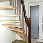 Лестница на больцах с поворотом на 90 градусов, с забежными ступенями и балюстрадой из массива бука, п. Большая Ижора