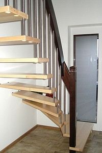 Лестница на больцах с поворотом на 90 градусов, с забежными ступенями и балюстрадой из массива бука, п. Большая Ижора