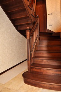 Две лестница комбинированные с поворотом на 180 градусов, с забежными ступенями, балюстрадой из массива американского ореха, г. Ломоносов