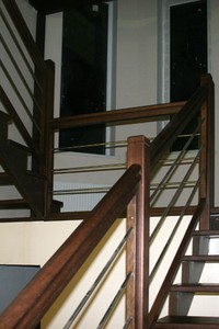 Две лестницы с поворотом на 180 градусов с промежуточными площадками, на металлическом каркасе, массив дуба - п.Мичуринское