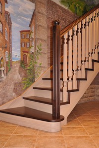 Лестница комбинированная с поворотом на 90 градусов, с забежными ступенями и балюстрадой из массива бука, г. Гатчина